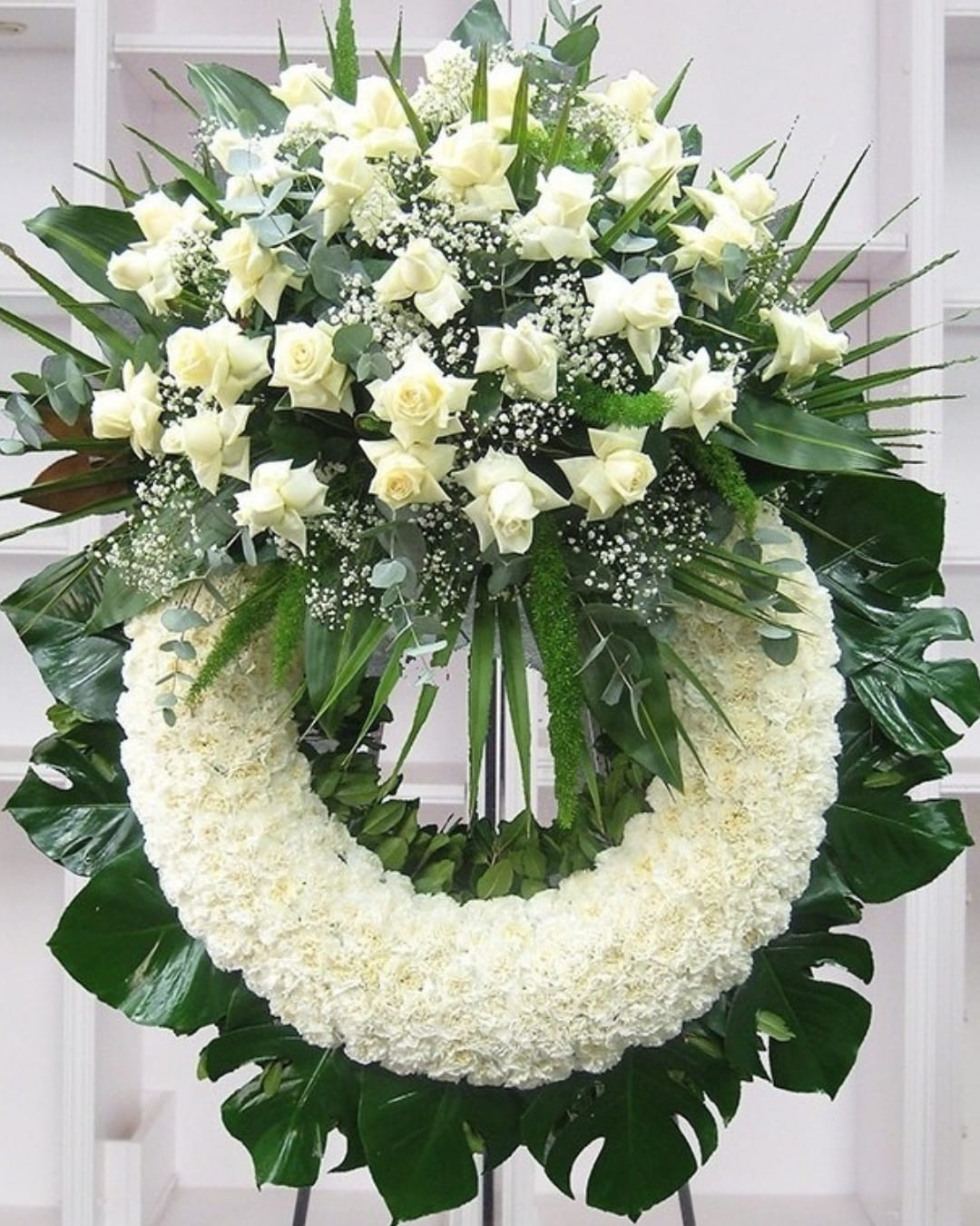 Corona funeraria con un cabezal
